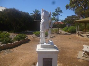 Two Wells - Statue 02