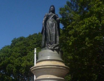 (pic - Story) Hyde Park - Queen Vic Statue