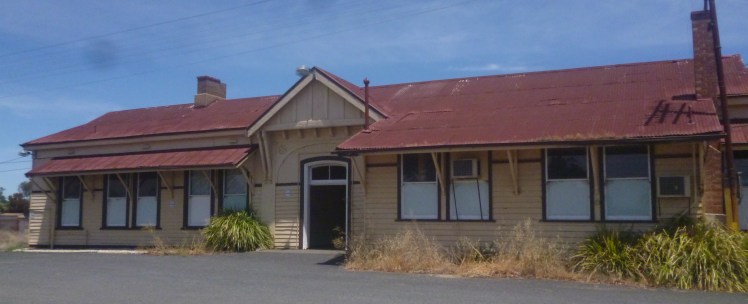 (pic - Story) Overland - Nhill Station