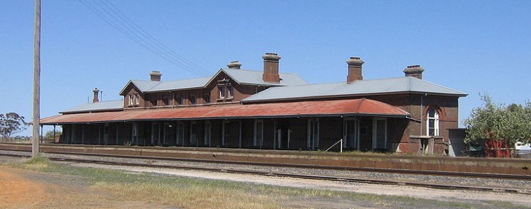 (pic - Story) Overland - Serviceton Station