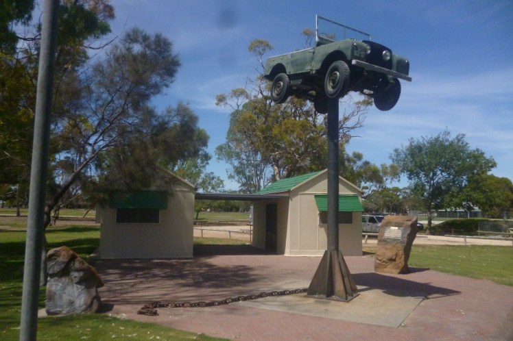 (pic - Story) To Melbs - Keith Landrover